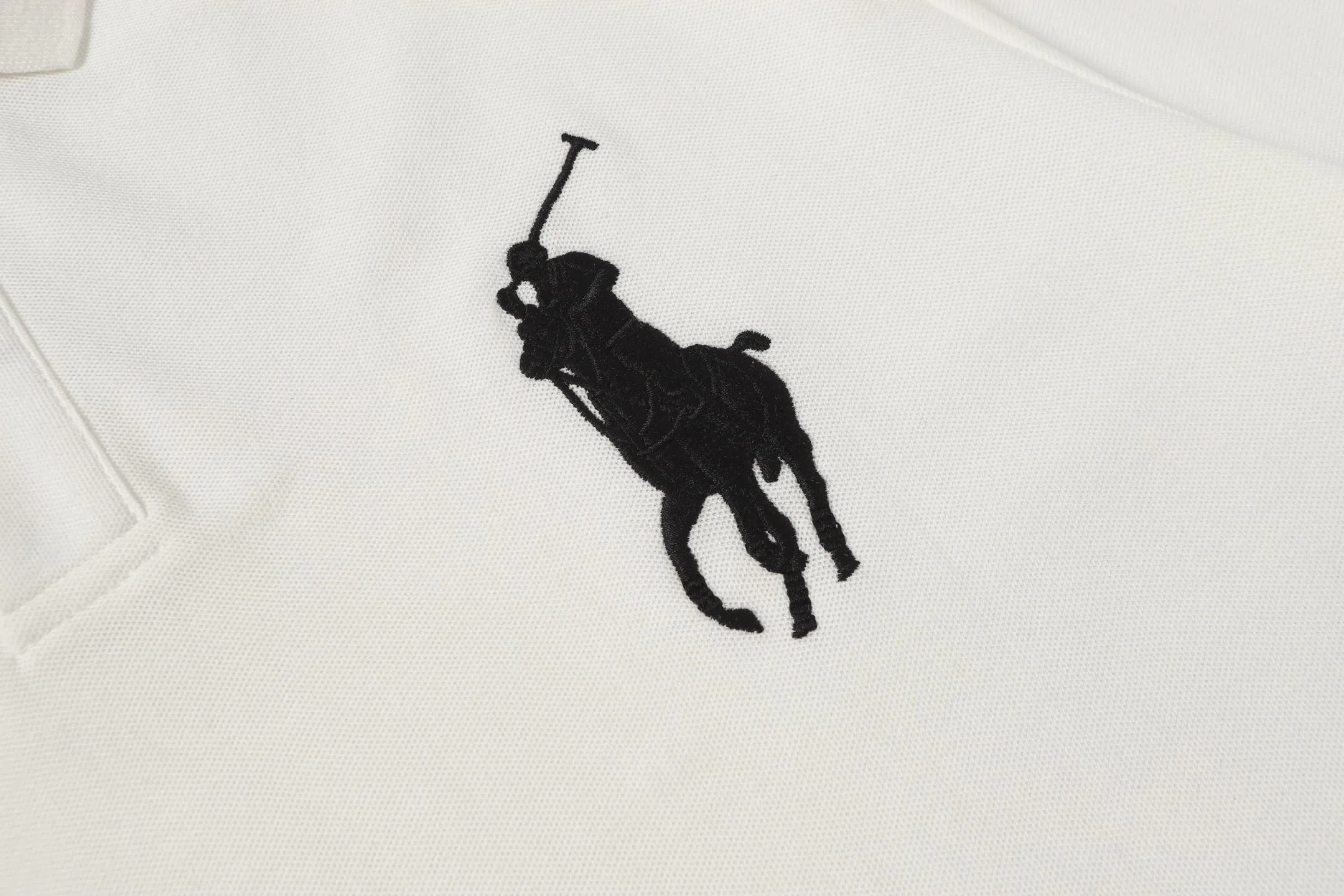 P150 Style No.: A012 [Ralph Lauren Classic Logo Embroidered Polo Shirt] ✅250g fine cotton pique fabric, custom-woven and dyed threads ✅Original stickers Scan the QR code to enter the official website ✅Large version, loose and stylish, can wear up to 210 pounds Color: Black White Navy Blue Sky Blue Dark Gray Floral Gray Size: S-XL